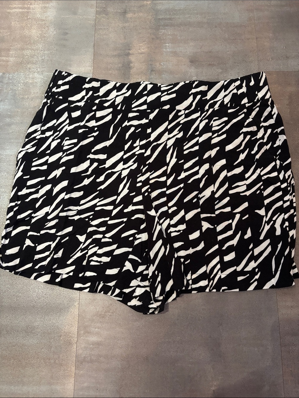 Nine West Black and White Patterned Medium Shorts